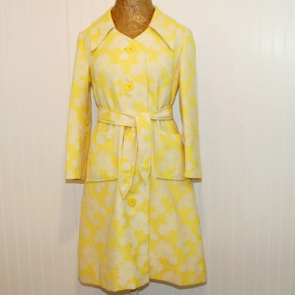 Vintage Jackets & Blazers - Vintage Large Yellow & White Daisies Brocade Coat